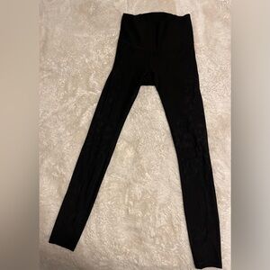 Lululemon Mapped Out High Rise Tight
28" *Camo
Black / Graphite Grey